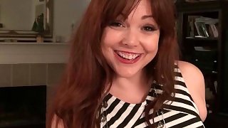 American mom Jewels gives her pantyhosed pussy a treat